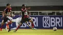 Bek Persipura, Imanuel Rumbiak berebut dengan pemain Persita dalam laga pekan pertama BRI Liga 1 2021/2022 antara Persipura Jayapura melawan Persita Tangerang di Stadion Pakansari, Bogor, Sabtu (28/08/2021) malam WIB. (Bola.com/Bagaskara Lazuardi)