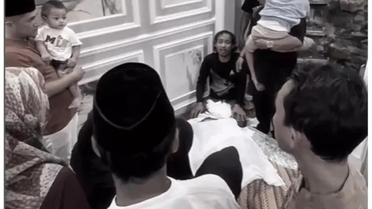 6 Momen Haru Raffi Ahmad dan Irfan Hakim Gendong Bayi Kembar Mpok Alpa di Rumah Duka