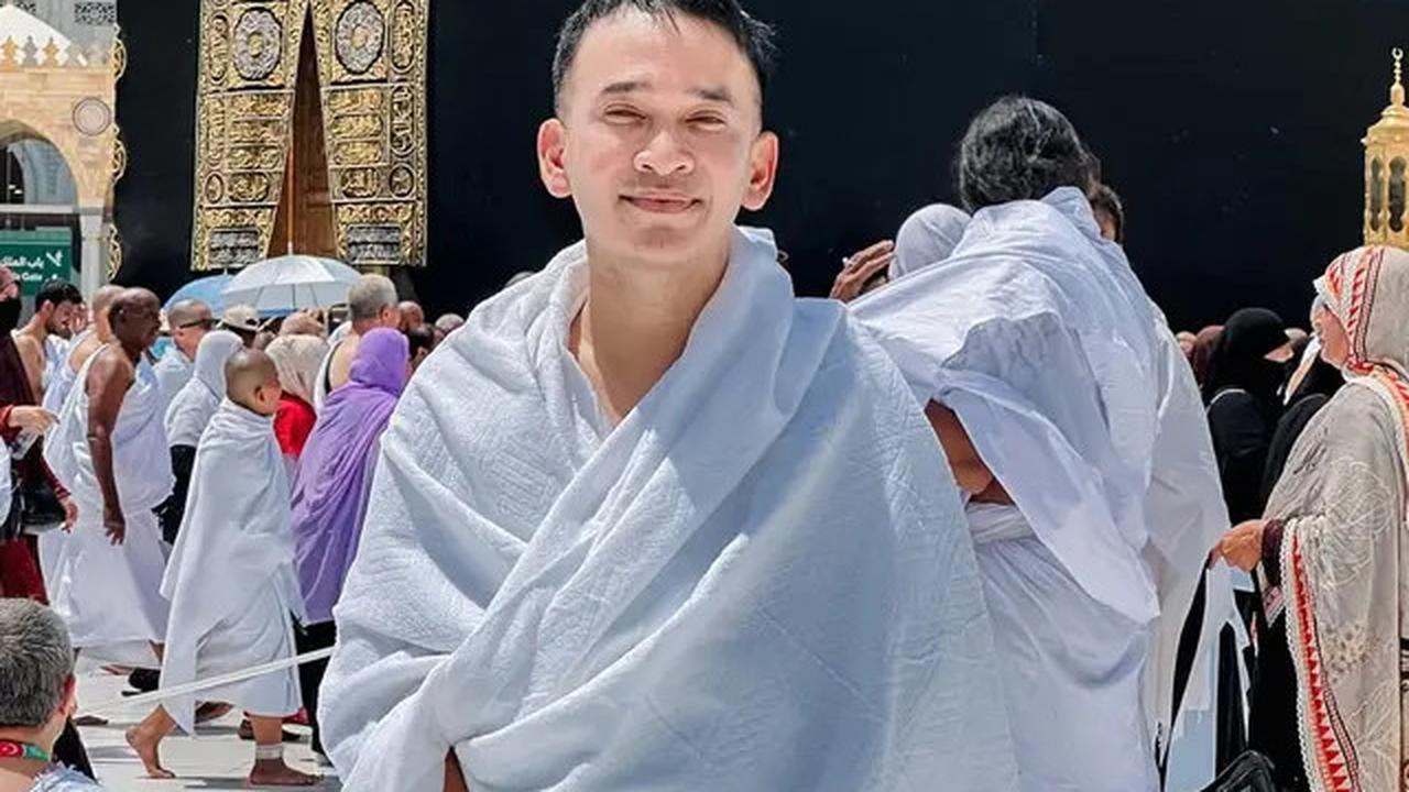 6 Potret Ruben Onsu di Depan Ka'bah, Tunjukkan Indahnya Kedekatan dengan Sang Pencipta