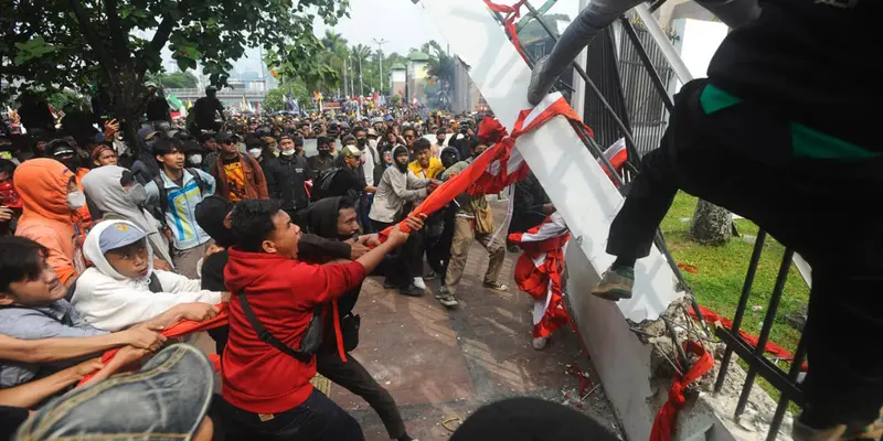 Unjuk Rasa Tolak Revisi UU Pilkada, Massa Jebol Pagar DPR