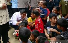Seskab Teddy Bawa Ransel Penuh Harapan untuk Anak-anak Korban Banjir Aceh Tamiang