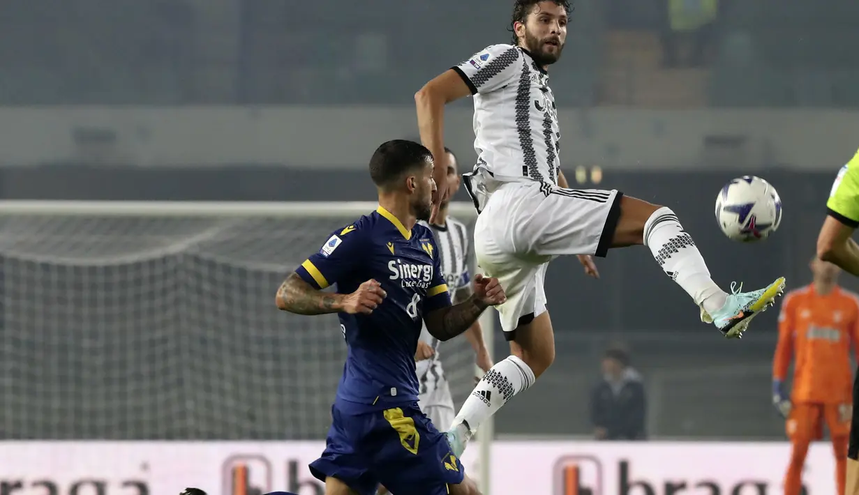 Gelandang Juventus, Manuel Locatelli mengontrol bola saat bertanding melawan Verona pada pertandingan lanjutan Liga Serie A Italia di stadion Bentegodi di Verona, Jumat (11/11/2022). Dengan kemenangan ini, Juventus naik ke peringkat empat klasemen dengan 28 poin. (Paola Garbuio/LaPresse via AP)