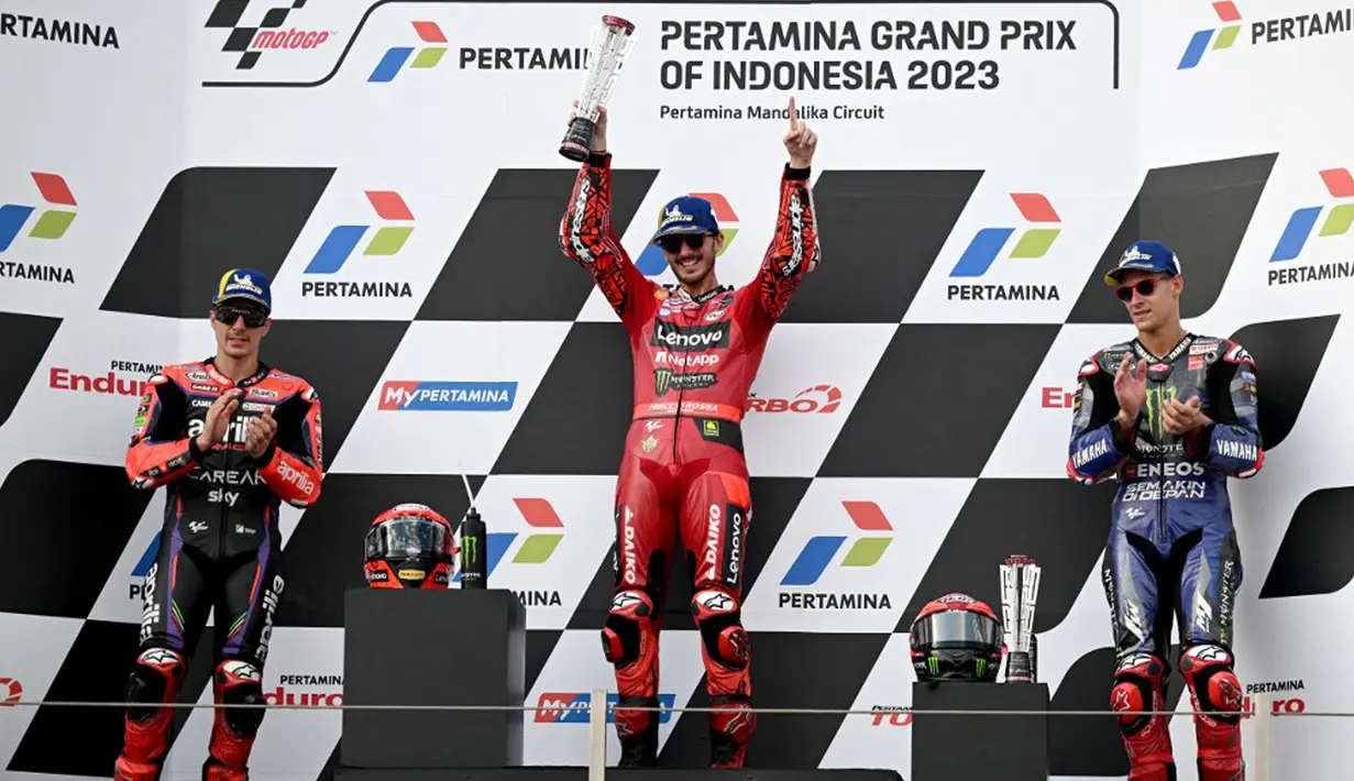 Tak ada perubahan di posisi tiga besar hingga memasuki lap terakhir. Hanya posisi kelima yang mengalami pergeseran setelah Marco Bezzecchi mampu menyodok dan memaksa pesaing-pesaingnya turun kasta. (SONNY TUMBELAKA/AFP)