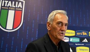 Presiden Federasi Sepak Bola Italia (FIGC), Gabriele Gravina, menghadiri konferensi pers di markas tim di Iserlohn, pada 30 Juni 2024, setelah mereka tersingkir oleh Swiss dalam pertandingan babak 16 besar Euro 2024. (Alberto PIZZOLI/AFP)