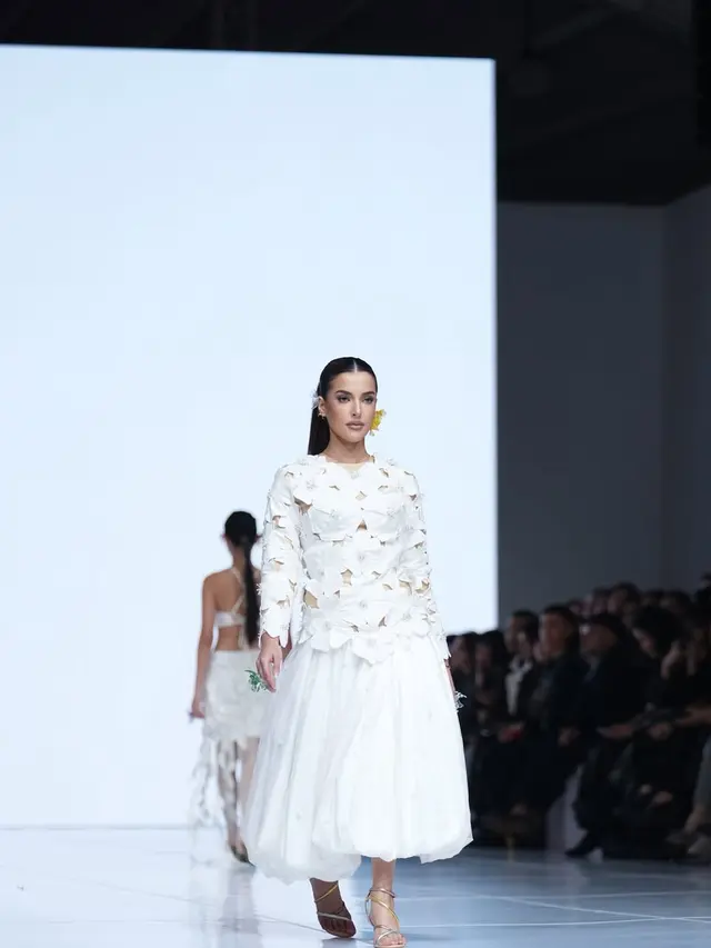 Tasya Farasya Gebrak Panggung JFW 2026 Berbalut Busana Hitam Putih, Disebut Gigi Hadid Indonesia