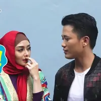 Terry Putri sedang menjalin asmara dengan Tirta ‘Drive’ yang usianya lima tahun lebih muda darinya.