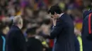 Pelatih PSG, Unai Emery  tertunduk seakan tak percaya timnya kalah telak dari Barcelona pada leg kedua Babak 16 Besar Liga Champions di Camp Nou stadium, Barcelona, (8/3/2017). Barcelona menang 6-1. (AP/Emilio Morenatti)