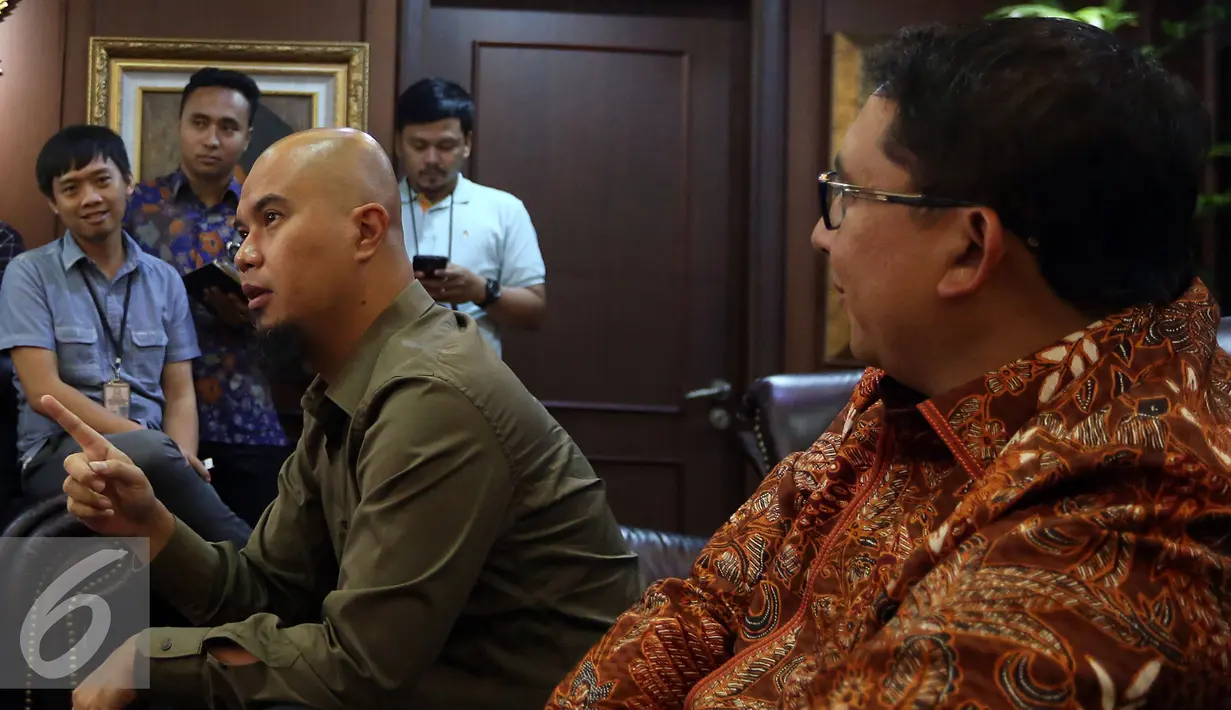 Ahmad Dhani saat memberikan keterangan kepada awak media di Gedung Nusantara III DPR, Kompleks Parlemen, Jakarta, Senin (28/11). Kasus tersebut terkait Orasi Dhani yang diduga menghina Presiden saat demo 4 November pekan lalu. (Liputan6.com/Johan Tallo)