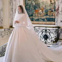 Melihat pesona seksi Olivia Culpo dengan busana pengantin tertutup (@vogueweddings)