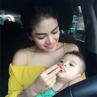 Nikita Mirzani senang menjalani hari-harinya sebagai seorang ibu yang baik bagi si buah hati, Azka Raqila. (via instagram/@nikitamirzanimawardi)