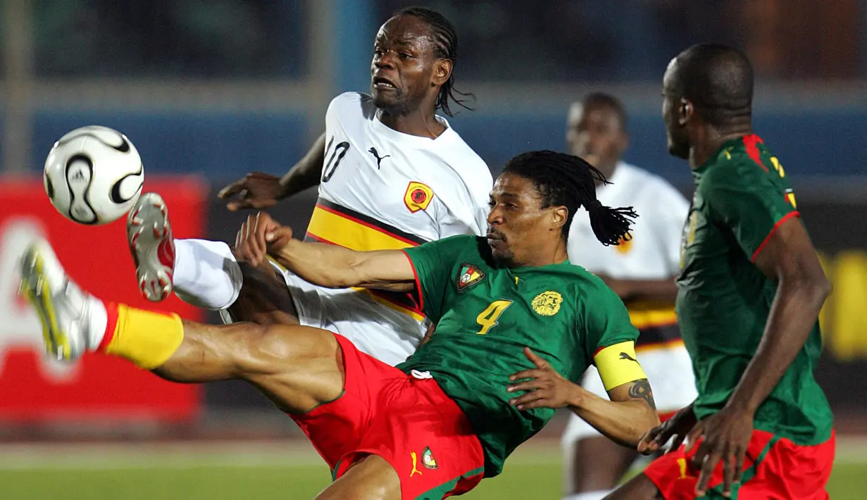 Rekor pemain dengan jumlah penampilan terbanyak di Piala Afrika saat ini dipegang oleh Rigobert Song (tengah). Ia tercatat telah memainkan 36 laga bersama Kamerun. Song juga pernah memberikan dua kali gelar juara untuk The Indomitable Lions di AFCON, yaitu pada tahun 2000 dan 2002. (AFP/Rabih Moghrabi)