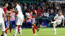 Gelandang Real Madrid, Luca Modric menendang bola ke arah gawang saat bertanding melawan Atletico Madrid pada final Piala Super Eropa di Lillekula Stadium di Tallinn, Estonia, (15/8). Real Madrid kalah 4-2 atas Atletico. (AP Photo/Pavel Golovkin)