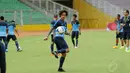 Penggawa klub Ventforet Kofu, Irfan Bachdim memainkan bola saat berlatih bersama timnas senior Indonesia di Stadion GBK, Jakarta, (12/11/2014). (Liputan6.com/Helmi Fithriansyah)