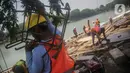 Pekerja mengerjakan proyek pemasangan sheet pile (turap) di kawasan Waduk Sunter Selatan, Jakarta, Senin (18/11/2019). Pemkot Jakarta Utara terus berupaya mempercantik kawasan Danau Sunter Selatan, salah satunya dengan pembangunan sheet pile atau turap. (Liputan6.com/Faizal Fanani)