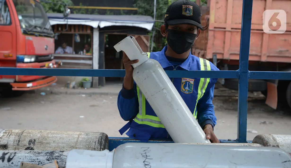 Pekerja menunggu untuk melakukan pengisian oksigen (O2) di Kawasan Pulogadung, Jakarta, Kamis (8/7/2021). Gubernur DKI Jakarta Anies Baswedan mengatakan kebutuhan oksigen di Ibu Kota untuk perawatan pasien Covid-19 dalam kondisi aman. (merdeka.com/Imam Buhori)