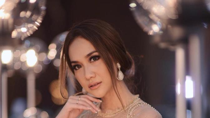 Bingung Makeup Lebaran? Coba Gaya Bold Bunga Citra Lestari 