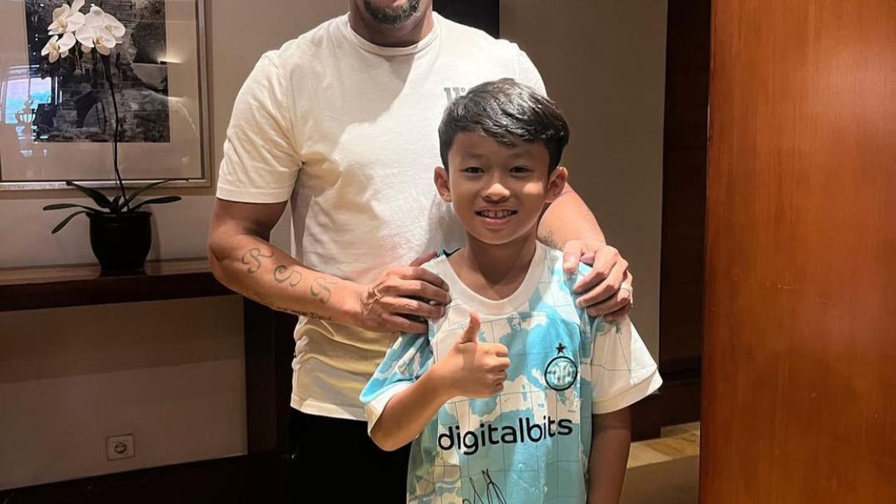 Miro Materazzi, Anak Okie Agustina Foto Bersama Legenda Sepak Bola dari Marco Materazzi hingga Roberto Carlos