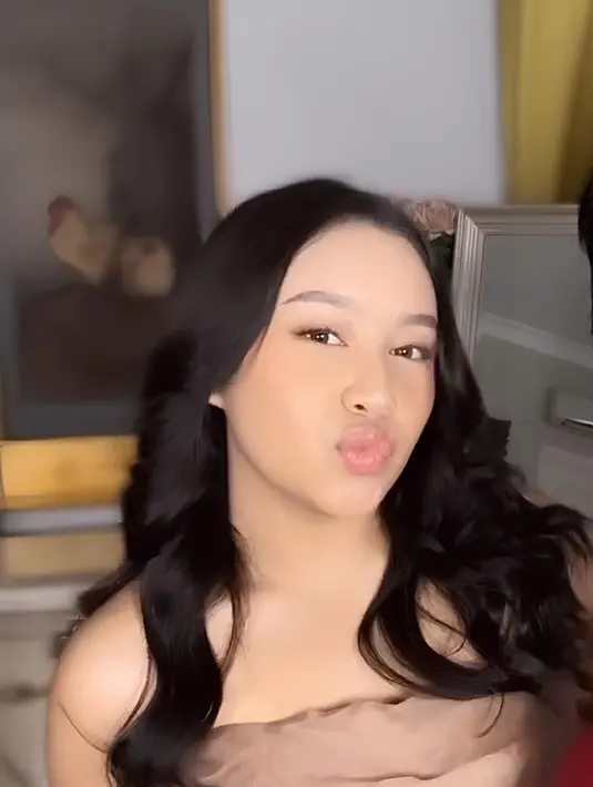 Dikenal sebagai putri penyanyi Mayangsari, Khirani juga sempat membawakan lagu di acara tersebut lewat penampilannya yang maksimal.  (Liputan6.com/IG/@slamwiyono)