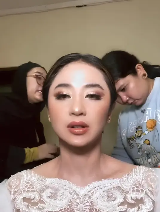 Dewi Perssik membagikan potret saat ia masih di ruan MUA. Terlihat antusias, wanita yang juga sering dipanggil Depe ini mengenakan kebaya berwarna silver. (Liputan6.com/IG/@dewiperssik9)