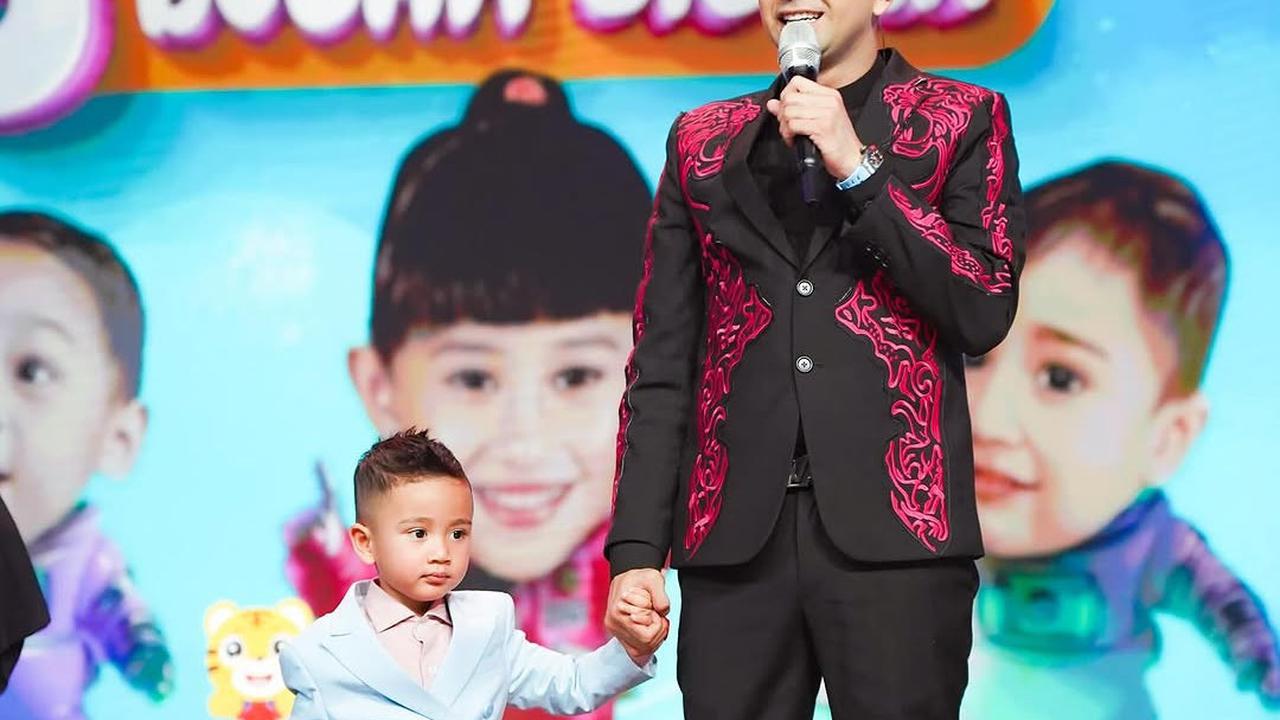 Potret Raffi Ahmad Syuting Ditemani Rafathar, Rayyanza dan Lily