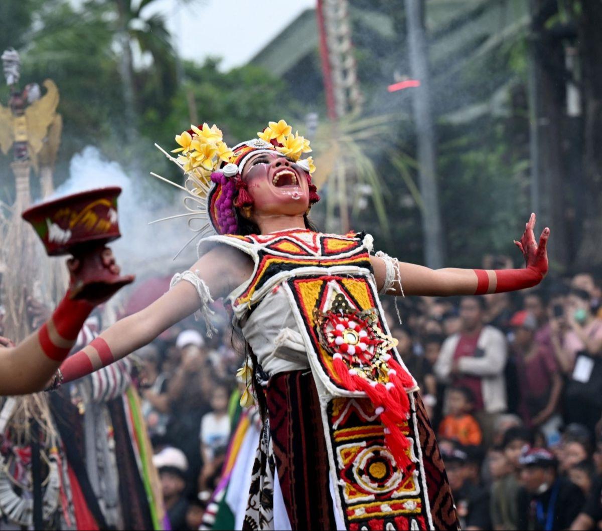 Mereka juga bersorak dengan mengeluarkan suara yang keras untuk mengusir roh jahat. Foto: AFP / SONNY TUMBELAKA<br>