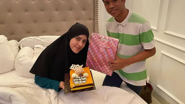 Momen Perayaan Ulang Tahun Fairuz A Rafiq Bersama Keluarga dan Kerabat Terdekatnya