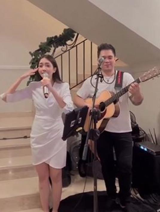 Sementara di sisi lain, Ririn Dwi Ariyanti justru terlihat malu-malu. Ia tampak akan menyanyikan sebuah lagu sebelum akhirnya menutup wajah dengan kedua tangannya. Tentu saja, ekspresi tersebut menuai beragam reaksi dari netizen. (Liputan6.com/IG/@bennysimanjuntak_)