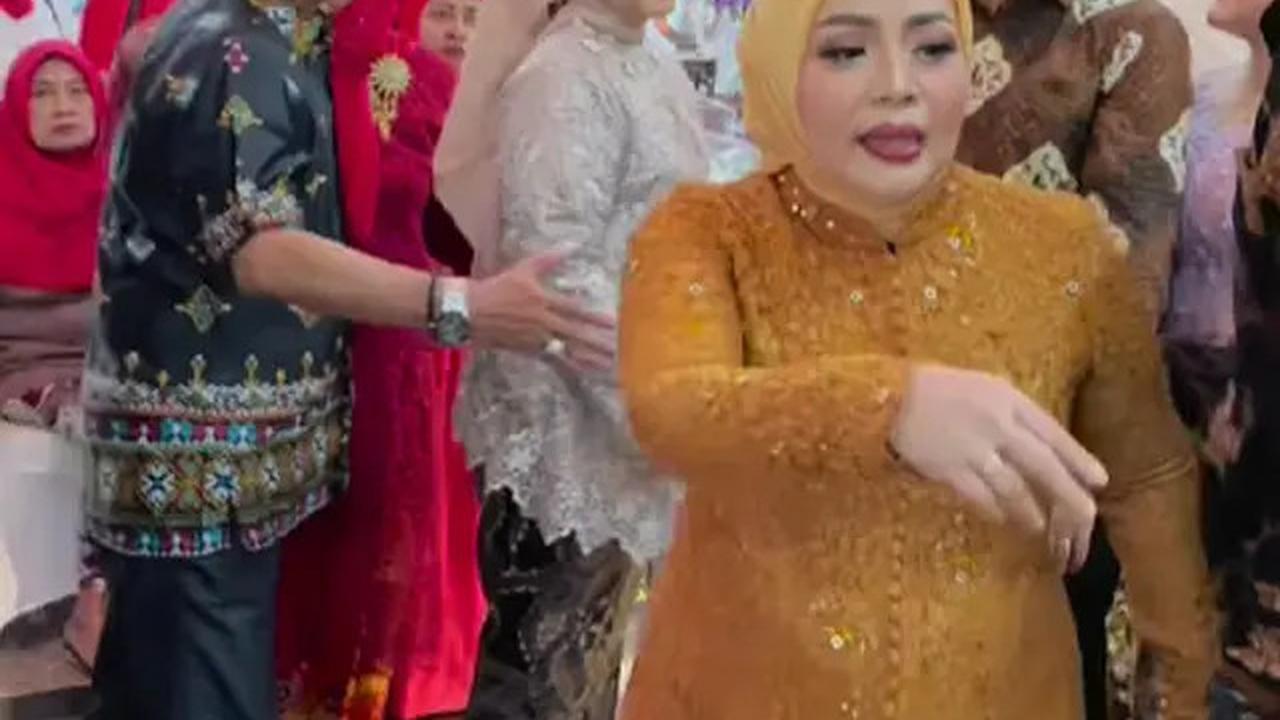 Penampilan Muzdalifah di Acara Tunangan Sang Anak Curi Perhatian, Intip Potretnya