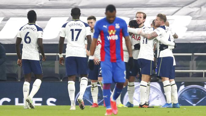 Pemain Tottenham Hotspur Harry Kane (keempat kanan) melakukan selebrasi usai mencetak gol ke gawang Crystal Palace pada pertandingan Liga Inggris di Stadion Tottenham Hotspur, London, Inggris, Minggu (7/3/2021). Tottenham Hotspur melumat Crystal Palace 4-1. (Clive Rose/Pool via AP)