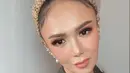 Headpiece yang dikenakan Yuni Shara mengingatkan kita akan burung Kepodang Indonesia yang nyaris punah. [instagram/yunishara36]