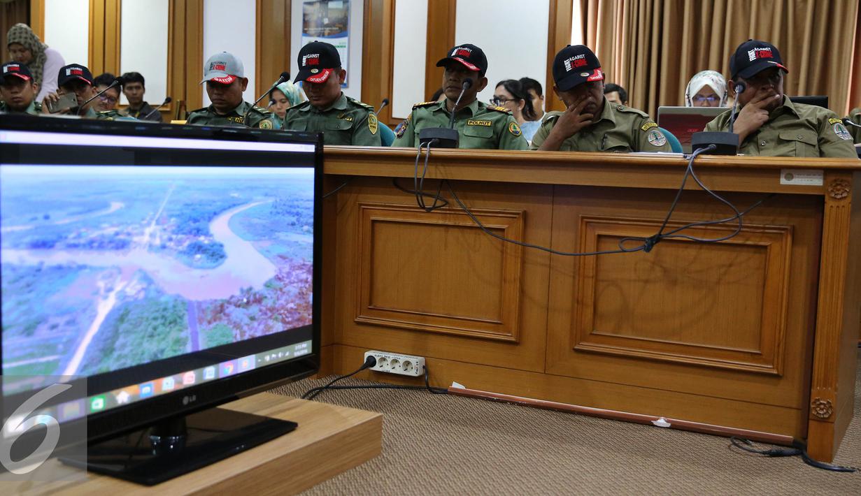 Ketujuh Penyidik Pegawai Negeri Sipil (PPNS) Kementrian Lingkungan Hidup dan Kehuanan (KLHK) yang disandera hadir saat Jumpa Pers di Jakarta, Selasa (6/9). (Liputan6.com/Johan Tallo)