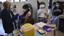 Seorang pria disuntik vaksin Moderna, bagian dari kampanye vaksinasi COVID-19, di San Sebastian, Spanyol, Kamis (2/12/2021). Otoritas kesehatan nasional menyerukan kepada semua warga negara untuk mendapatkan vaksinasi dalam upaya untuk mencoba mengendalikan pandemi. (AP Photo/Alvaro Barrientos)