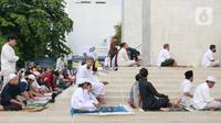 Adapun yang bertindak sebagai khotib dalam pelaksanaan Sholat Idul Adha kali ini adalah Dr H M Anwar R Prawira, M.A. dan imam adalah H Mukhtar Ibnu, M.Pd. (Liputan6.com/Herman Zakharia)