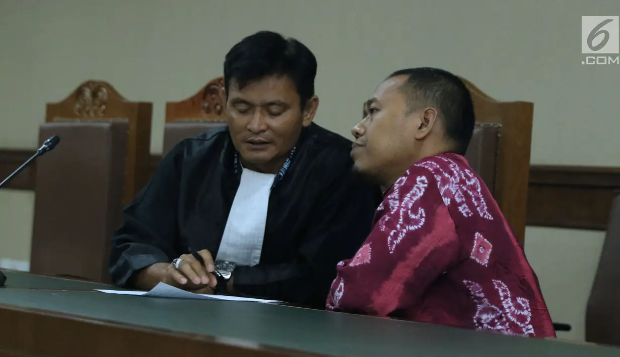 Terdakwa perantara suap Bupati Hulu Sungai Tengah Abdul Latif, Abdul Basit bersama penasehat hukumnya saat sidang putusan di Pengadilan Tipikor, Jakarta, Senin (13/8). Abdul Basit dijatuhi hukuman 4 tahun penjara. (Liputan6.com/Helmi Fithriansyah)