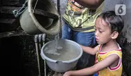 Warga menunjukkan air sumur yang berwarna keruh di Kampung Baru Kubur, Penjaringan, Jakarta Utara, Selasa (11/1/2022). Krisis air bersih membuat warga kesulitan untuk mandi, cuci, kakus (MCK). (merdeka.com/Iqbal S. Nugroho)