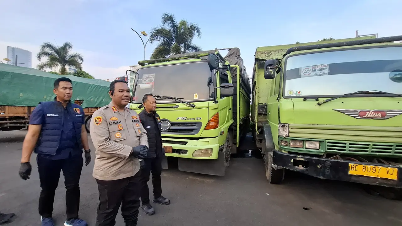 Barang bukti truk fuso yang digunakan mafia BBM di Bandar Lampung disita polisi. (Liputan6.com/Ardi Munthe).
