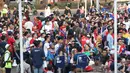 Calon penonton antre untuk masuk menyaksikan laga final Bulutangkis Beregu Putra di Istora Senayan Jakarta, Rabu (22/8). Laga final bulu tangkis beregu putra mempertemukan Indonesia melawan China. (Liputan6.com/Helmi Fithriansyah)