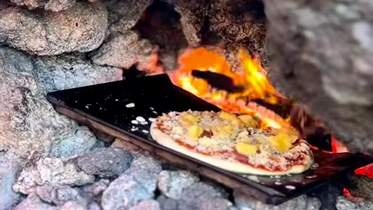 Memasak pizza menggunakan lava gunung merapi pacaya di Guatemala