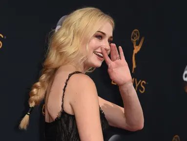 Sophie Turner memulai debut akting profesionalnya sebagai Sansa Stark di serial televisi fantasi HBO Game of Thrones dari tahun 2011 hingga sekarang. Serial inilah yang melambungkan namanya di panggung hiburan internasional (Kapanlagi/AFP)