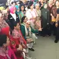 Iriana Jokowi bersama Mufidah Kalla menjajal MRT dari Bundaran HI ke Lebak Bulus.