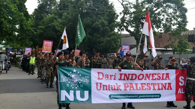Peserta aksi berkonvoi jalan kaki dan berorasi di beberapa titik Kota Majenang, membela Palestina dan mengecam Amerika dan Israel. (Foto: Liputan6.com/Muhamad Ridlo).