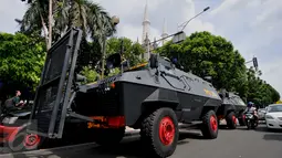 Mobil anti huru - hara milik petugas kepolisian terparkir dekat Gereja Katedral, Jakarta, (24/15). Kegiatan untuk memberikan keamanan dan kenyamanan umat Kristen dalam menunaikan rangkaian ibadah pada hari Natal. (Liputan6.com/Gempur M Surya)