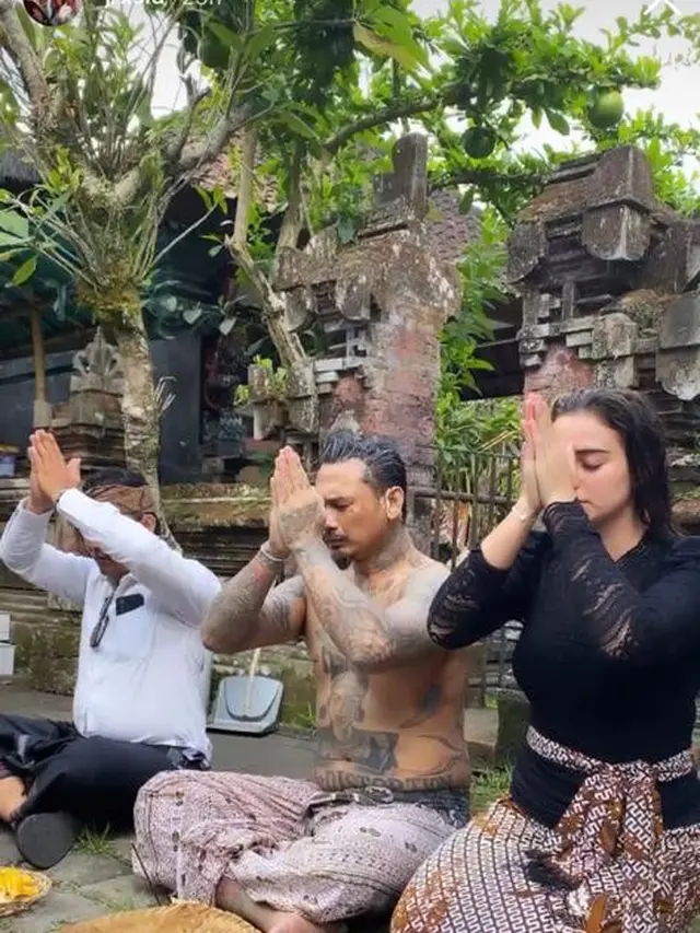 6 Momen Jerinx dan Nora Alexandra Jalani Ritual Melukat Pembersihan Diri