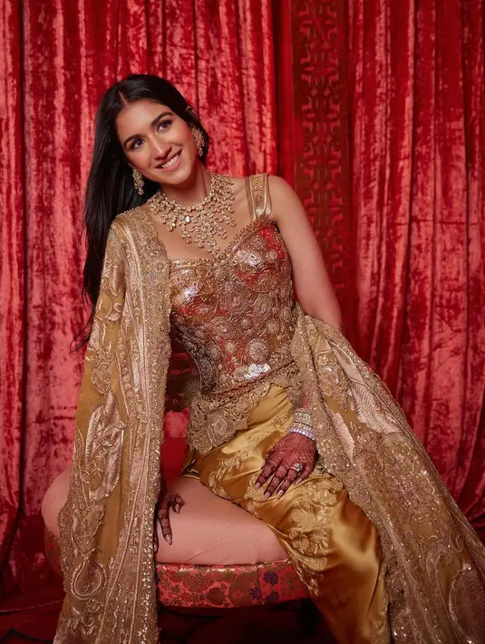 Lengkapi busananya, Radhika Merchan kenakan kalung dan anting berlian yang begitu megah [@rheakapoor]