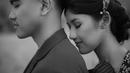 Versi monokrom memperlihatkan keduanya dalam format semicloseup. Keduanya memejam tanpa menghadap kamera. Pose merem disebut sebagai andalan alias paling aman bagi putra bungsu Presiden Jokowi. “Pose paling aman bagi mas Kaesang adalah pose merem,” cuit Erina Gudono sebagai status teks. Lebih dari 120 ribu orang menyukai foto ini. (Foto: Dok. Instagram @kaesangp)
