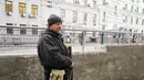 Seorang pria pertahanan sipil bersenjata berpatroli di jalan yang kosong karena jam malam di Kyiv, Ukraina, Minggu (27/2/2022). Pihak berwenang Ukraina mengatakan bahwa pasukan Rusia telah memasuki kota terbesar kedua di Ukraina Kharkiv dan pertempuran di jalan-jalan. (AP Photo/Efrem Lukatsky)