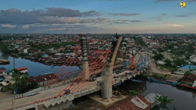 Pembangunan Jembatan Sei Alalak sepanjang 850 meter di Banjarmasin, Kalimantan Selatan (Kalsel). Dok PUPR