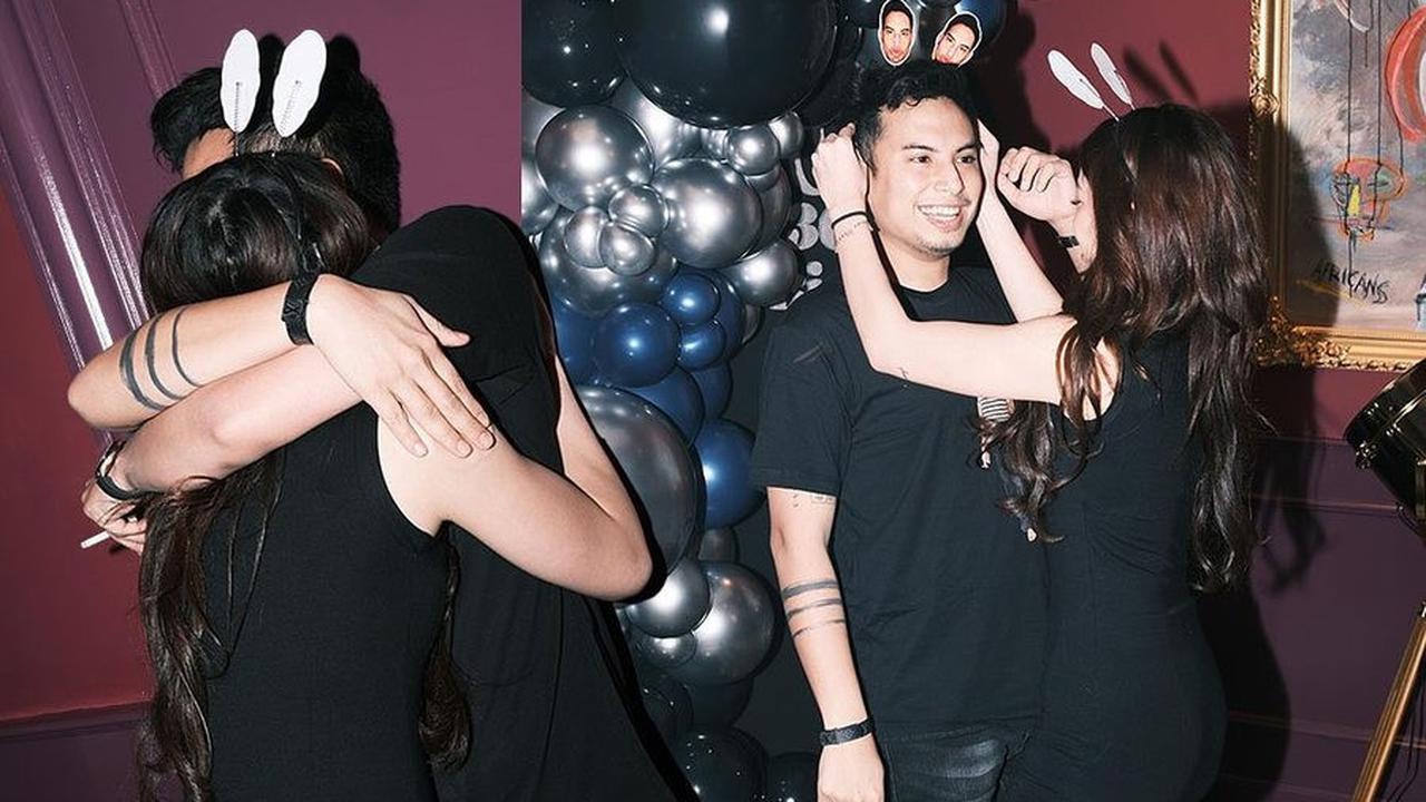 Tidak jarang Okin dan Regina memperlihatkan betapa mereka saling mencintai. Contohnya, pada momen ulang tahun Okin beberapa waktu lalu, Regina memberikan kejutan dan hadiah yang sangat diharapkan Okin. Semoga mereka selalu bahagia bersama!<br>