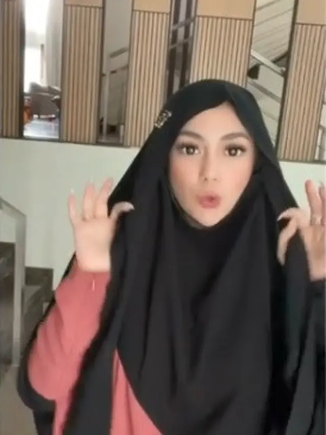 6 Potret Gaya Celine Evangelista Pakai Cadar Ini Jadi Sorotan