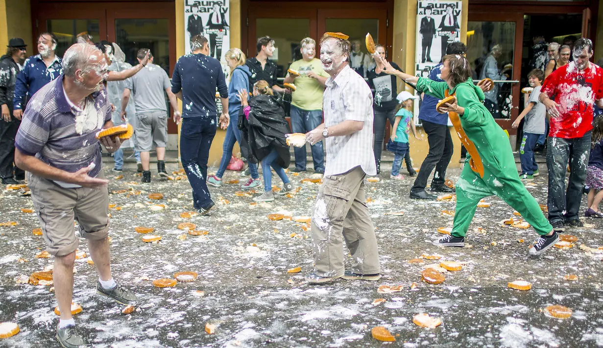 Sejumlah peserta saling melemparkan kue pai dalam acara "pie fight" di Berlin, Jerman, 19 Juni 2015. Acara ini diselenggarakan oleh sebuah bioskop di Jerman. (REUTERS/Hannibal Hanschke)